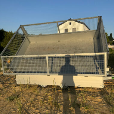 Frontalansicht des nach hinten gekippten Kippanhängers, Blick auf die leere Ladefläche.