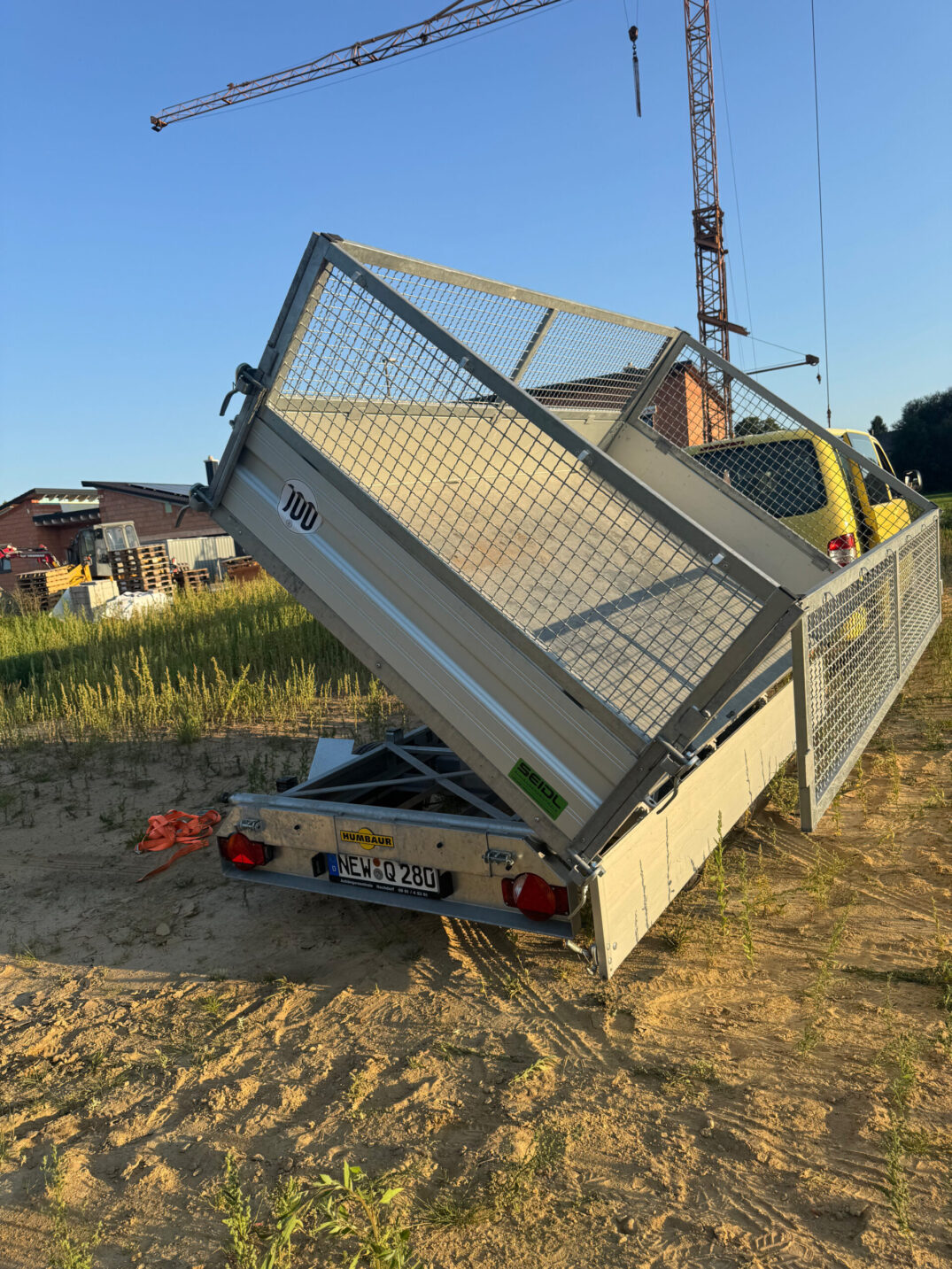 Heckansicht des angekippten Kippanhängers mit angebrachtem Kennzeichen