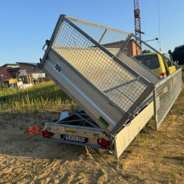 Heckansicht des angekippten Kippanhängers mit angebrachtem Kennzeichen
