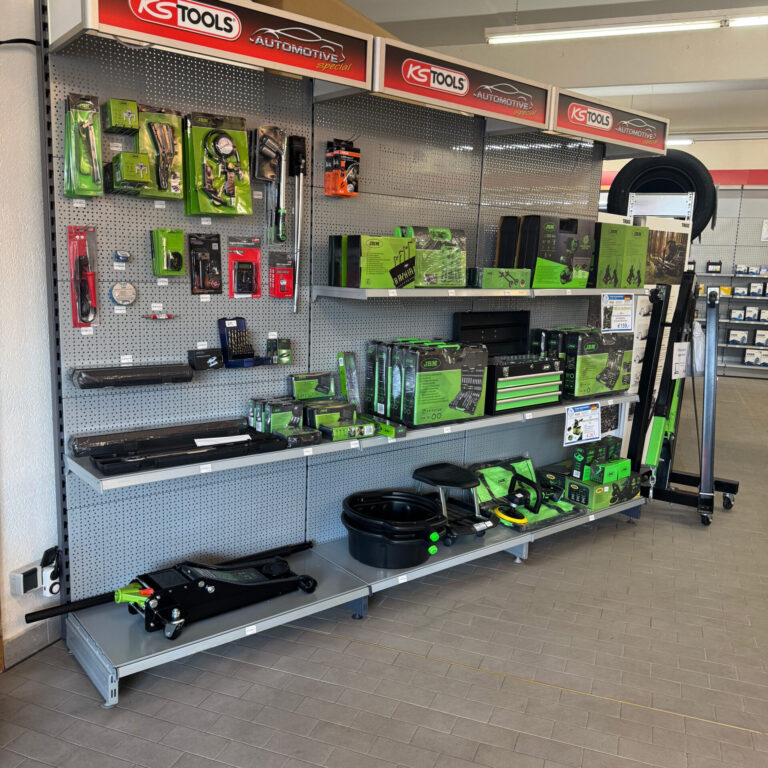 Wandregal mit grünen und schwarzen Werkzeugen sowie Kfz-Spezialwerkzeugen der Marke KS Tools.