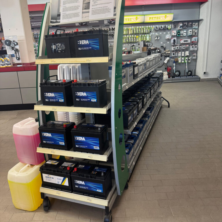 Verkaufsregal mit verschiedenen ERA-Batterien und Kanistern mit Frostschutzmittel.