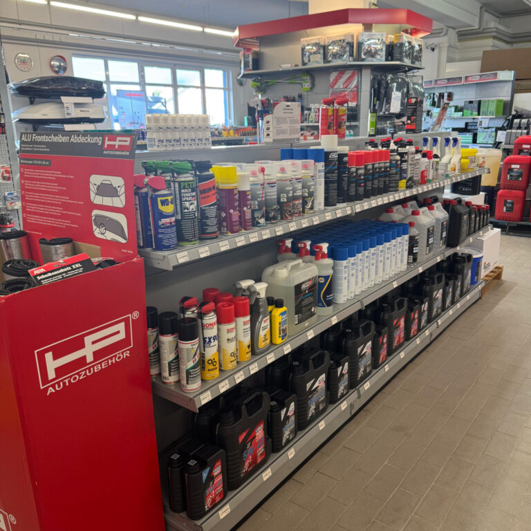 Regal mit Autopflegemitteln, Sprays und Schmierstoffen von Marken wie WD-40 und Sonax.