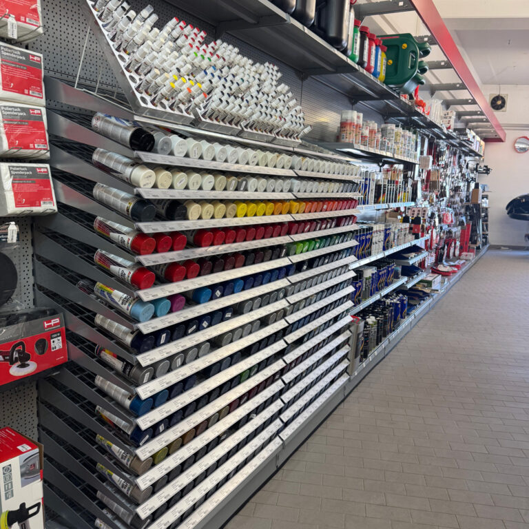 Große Farbauswahl an Lacksprays in verschiedenen Tönen sowie Grundierungen.