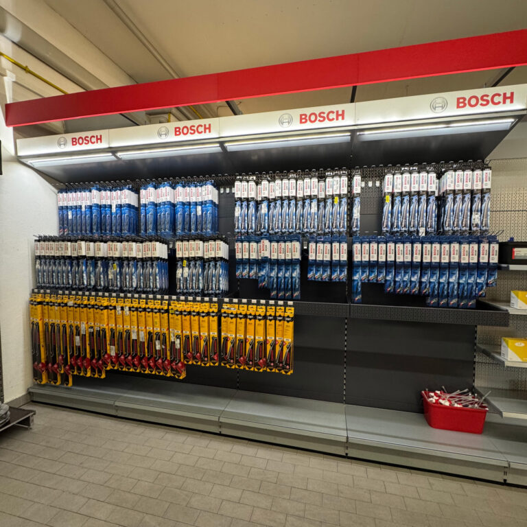 Bosch-Verkaufswand mit zahlreichen Wischerblättern in blauer und gelber Verpackung, in mehreren Reihen angeordnet.