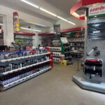 Mehrere Reihen mit Motoröl, Reinigungsmitteln und Pflegemitteln für Fahrzeuge.