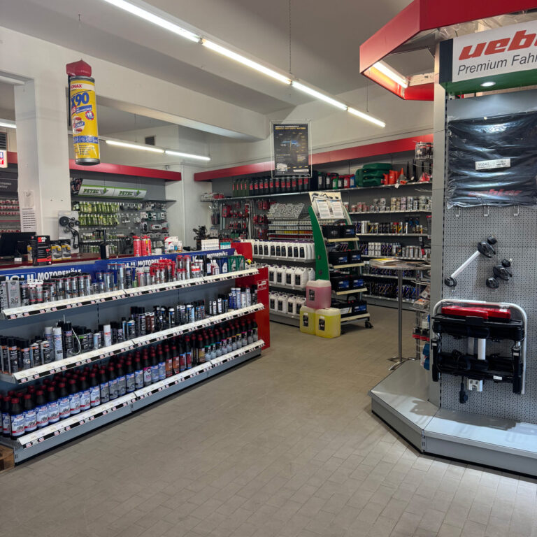 Mehrere Reihen mit Motoröl, Reinigungsmitteln und Pflegemitteln für Fahrzeuge.