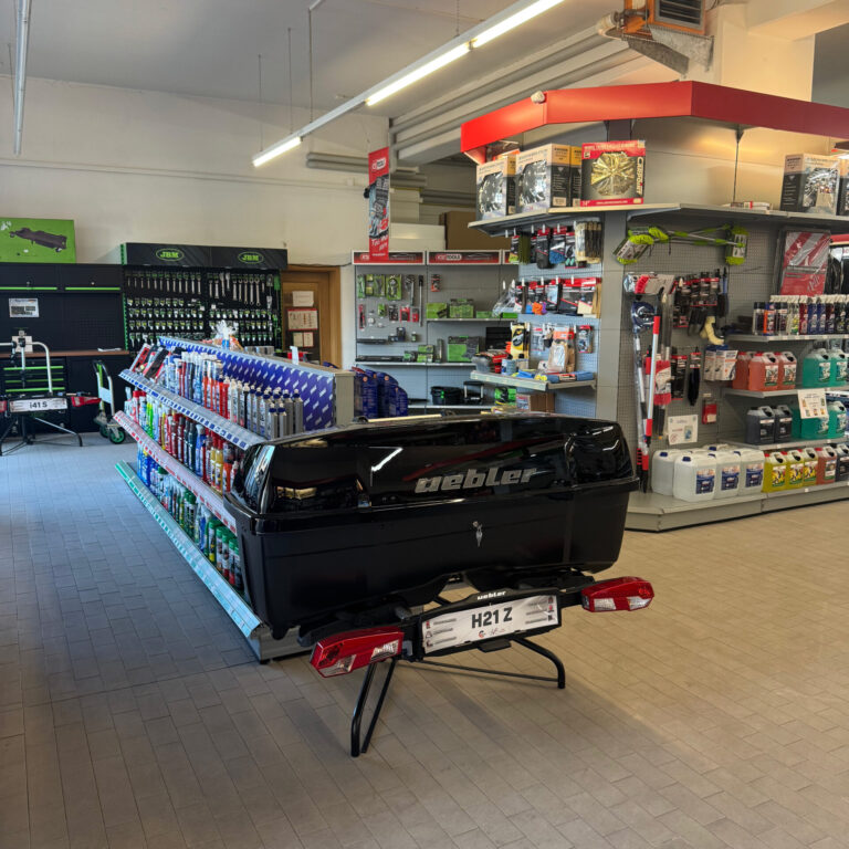 Großer Uebler-Fahrradträger mit Beleuchtungseinheit, ausgestellt in der Ladenmitte.