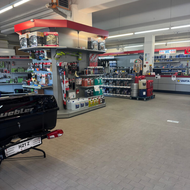 Weitwinkelansicht des Verkaufsraums mit Autozubehör, Werkzeugen und Pflegemitteln.