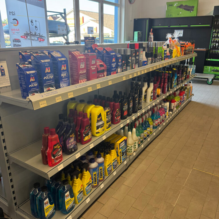 Unterschiedliche Markenprodukte in Flaschen und Sprühflaschen vor einem Fenster.