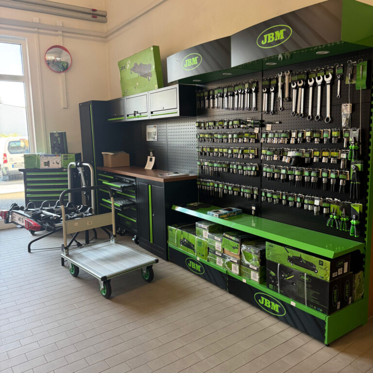 Schwarze und grüne Werkzeugpräsentation mit Schraubenschlüsseln, Stecknüssen und Werkzeugkoffern.