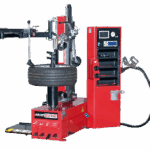Reifenmontiermaschine in roter Ausführung mit montiertem Autoreifen. Die Maschine verfügt über mehrere mechanische Arme, eine Steuereinheit mit Display und Bedienelementen sowie integrierten Stauraum für Werkzeuge.