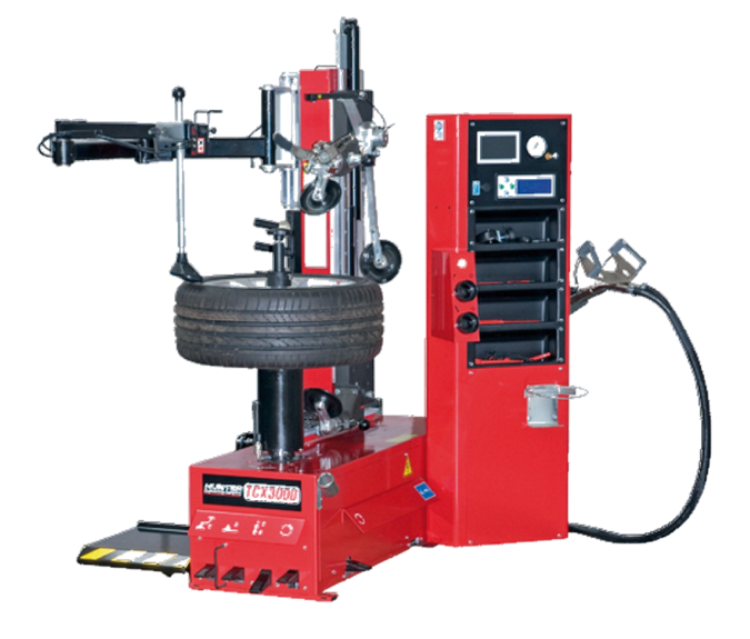 Reifenmontiermaschine in roter Ausführung mit montiertem Autoreifen. Die Maschine verfügt über mehrere mechanische Arme, eine Steuereinheit mit Display und Bedienelementen sowie integrierten Stauraum für Werkzeuge.