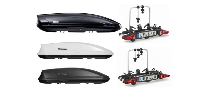 Dachbox- und Fahrradträgerverleih Drei Dachboxen in unterschiedlichen Farben (schwarz, weiß und dunkelgrau) sowie zwei Fahrradträger für die Anhängerkupplung, jeweils mit dem Markennamen „UEBLER“ auf dem Kennzeichen. Die Dachboxen sind seitlich dargestellt, die Fahrradträger schräg von hinten.