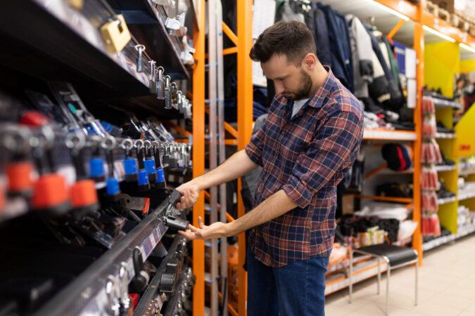 Verkäufer Sortiert Autozubehör eines Ladens in die Regale