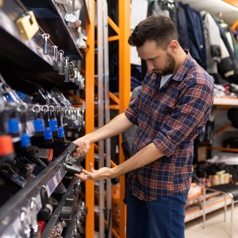 Verkäufer Sortiert Autozubehör eines Ladens in die Regale