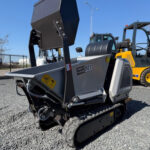 Raupendumper Minidumper mit Schaufel auf Baustellengelände im Außenbereich