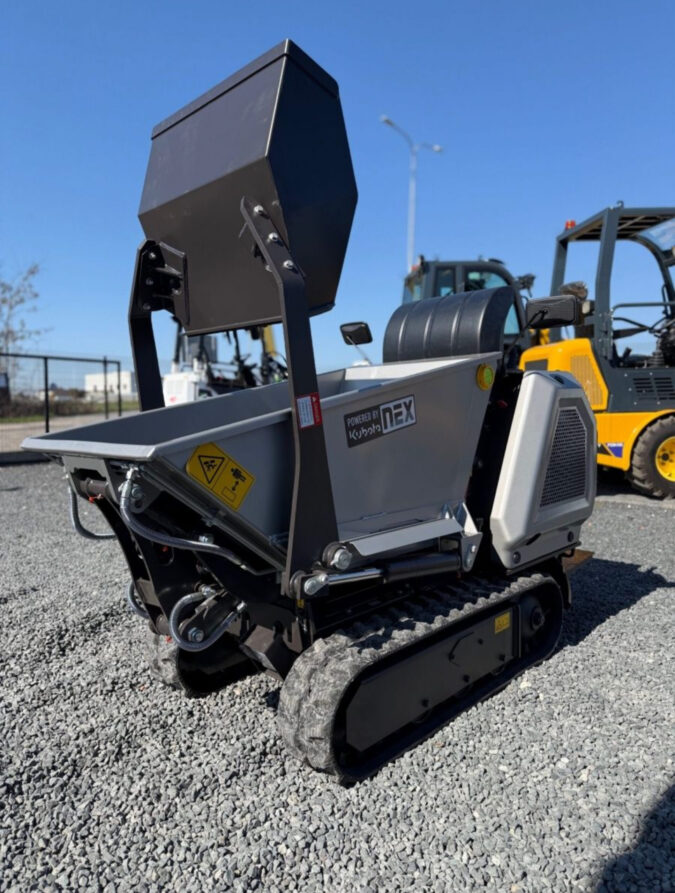 Raupendumper Minidumper mit Schaufel auf Baustellengelände im Außenbereich