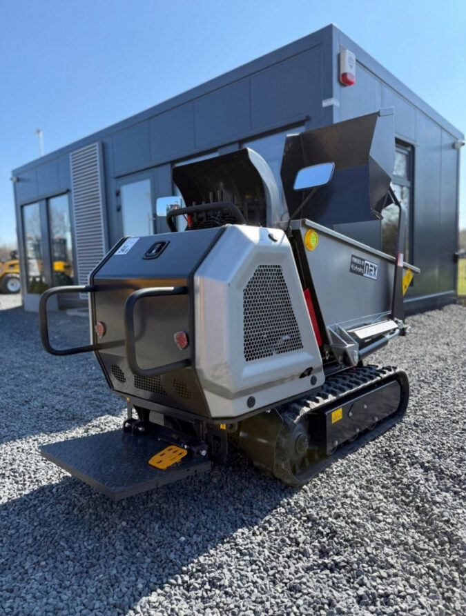 Raupendumper Minidumper vor Gebäude auf Betriebsgelände