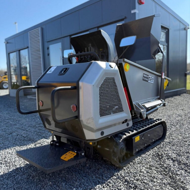 Raupendumper Minidumper vor Gebäude auf Betriebsgelände