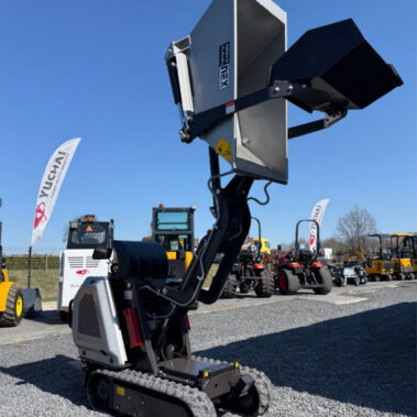 Raupendumper Minidumper mit hochgekippter Mulde im Einsatz