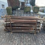 Stahlrohrstützen Baustützen auf Palette im Außenbereich vor Wohnhaus