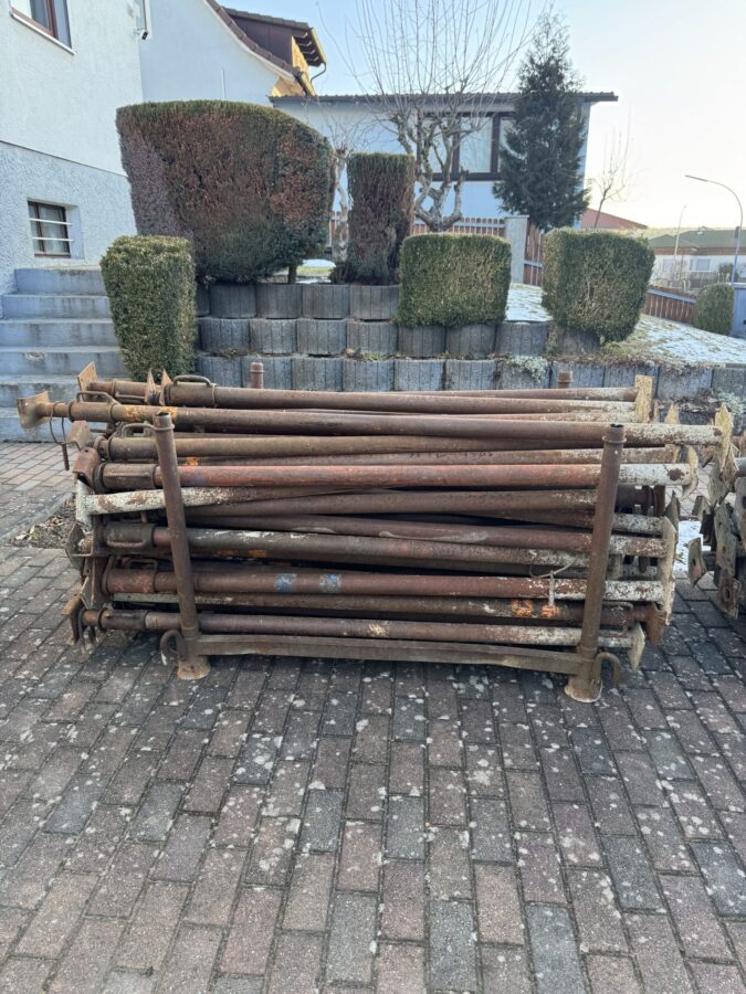 Stahlrohrstützen Baustützen auf Palette im Außenbereich vor Wohnhaus