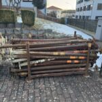 Baustützen Stahlrohrstützen gestapelt auf Palette im Außenbereich