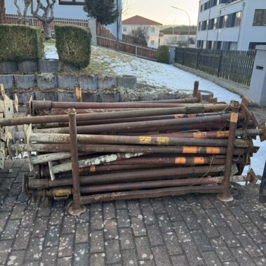 Baustützen Stahlrohrstützen gestapelt auf Palette im Außenbereich