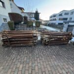 Stahlrohrstützen Baustützen mehrere Stapel nebeneinander im Hof