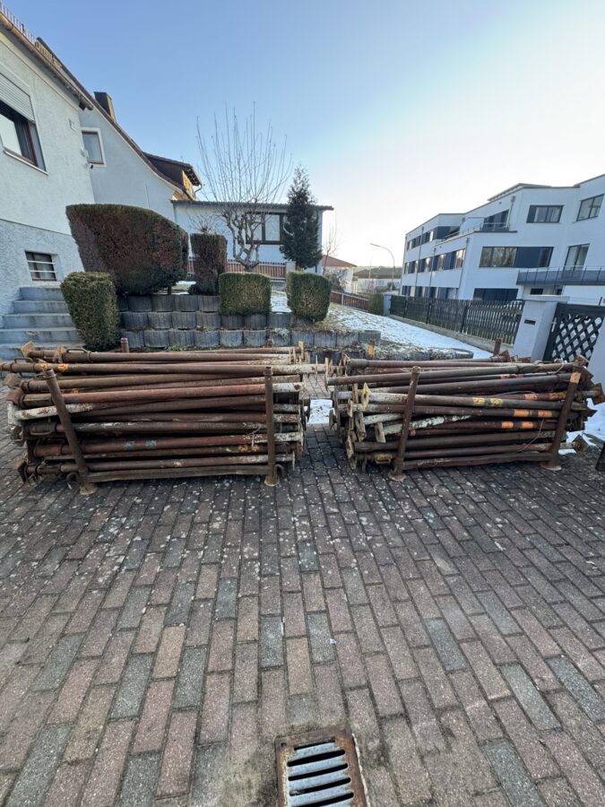 Stahlrohrstützen Baustützen mehrere Stapel nebeneinander im Hof