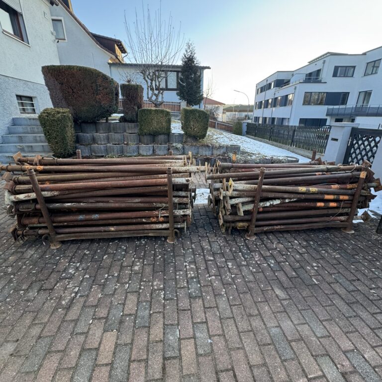 Stahlrohrstützen Baustützen mehrere Stapel nebeneinander im Hof