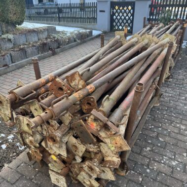 Baustützen Stahlrohrstützen Detailaufnahme Kopfplatten und Gewinde