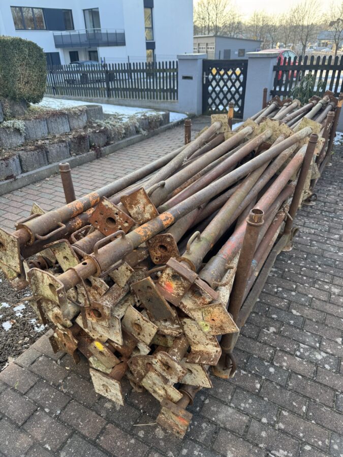 Baustützen Stahlrohrstützen Detailaufnahme Kopfplatten und Gewinde