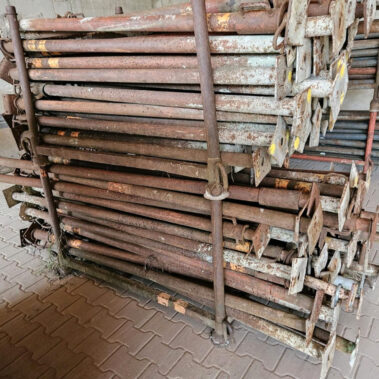 Stahlrohrstützen Baustützen gestapelt in Lagerhalle Innenbereich