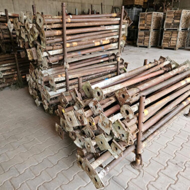 Baustützen Stahlrohrstützen große Menge gestapelt in Halle