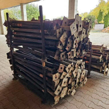 Stahlrohrstützen Baustützen mehrere Paletten im Lager aufgestellt