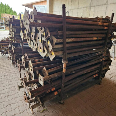 Baustützen Stahlrohrstützen seitliche Ansicht gestapelt im Innenbereich