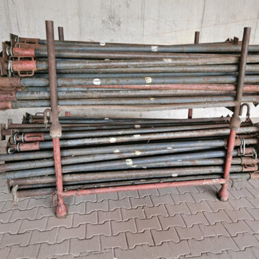 Stahlrohrstützen Baustützen gestapelt mit Fußplatten sichtbar