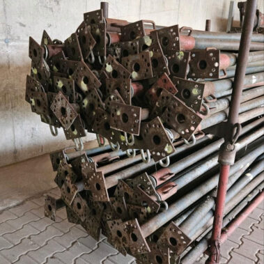 Baustützen Stahlrohrstützen Detailaufnahme Endplatten mit Lochung