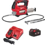 Milwaukee M18 Akku-Fettpresse mit flexiblem Schlauch, Akku und Schnellladegerät als Komplettset auf weißem Hintergrund.