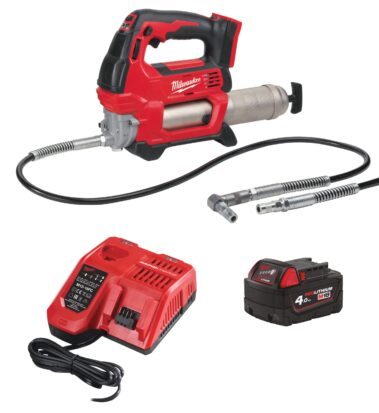 Milwaukee M18 Akku-Fettpresse mit flexiblem Schlauch, Akku und Schnellladegerät als Komplettset auf weißem Hintergrund.