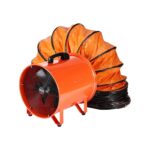 Tragbarer Bauventilator mit angeschlossenem flexiblem Luftschlauch zur Be- und Entlüftung von Baustellen.