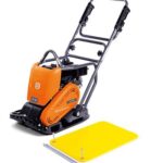 Husqvarna LF 80 Rüttelplatte mit Gummimatte zum schonenden Abrütteln von Pflastersteinen ohne Beschädigungen.