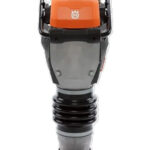 Frontansicht des Husqvarna LT 6005 Stampfers mit robuster Schutzkonstruktion und Verdichtungsfuß.
