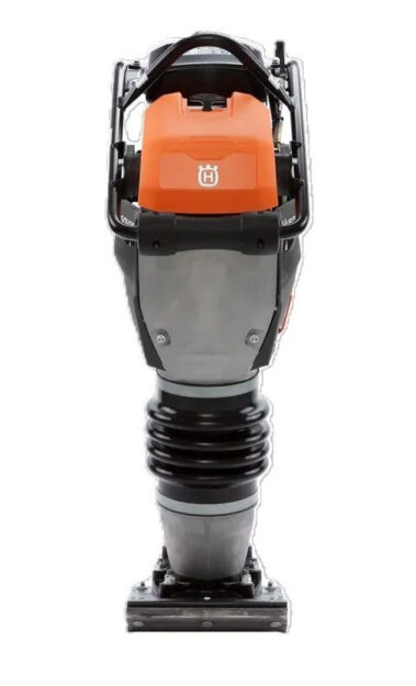 Frontansicht des Husqvarna LT 6005 Stampfers mit robuster Schutzkonstruktion und Verdichtungsfuß.