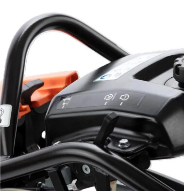 Detailaufnahme der Bedienelemente und Schutzbügel des Husqvarna LT 6005 Vibrationsstampfers.