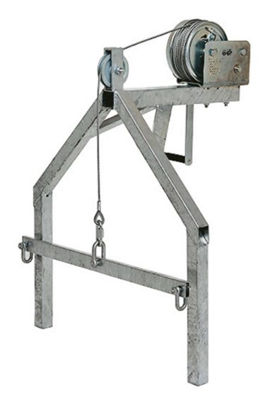Verzinkte Schuttrohrwinde mit Seilzug zum sicheren Anheben und Positionieren von Schuttrohren.