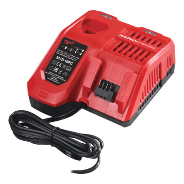Milwaukee M12/M18 Schnellladegerät zum Laden von Milwaukee Akkus auf weißem Hintergrund.