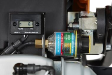 Detailansicht des Betriebsstundenzählers und der Luftfilteranzeige eines Husqvarna Vibrationsstampfers.