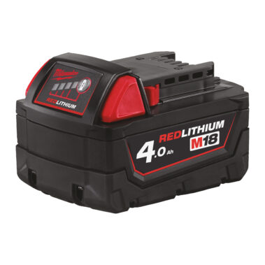 Milwaukee REDLITHIUM M18 4,0 Ah Akku für Akku-Werkzeuge auf weißem Hintergrund.